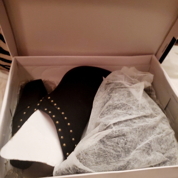 Shoes - Picture 4 of 9